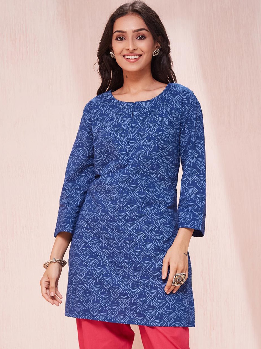 

Fabindia Floral Printed Round Neck Cotton Straight Short Kurta, Blue