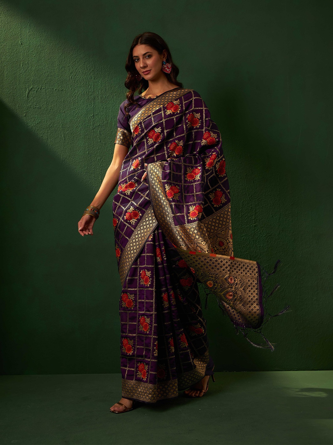 

SHADOW & SAINING Ethnic Motifs Zari Banarasi Saree, Purple