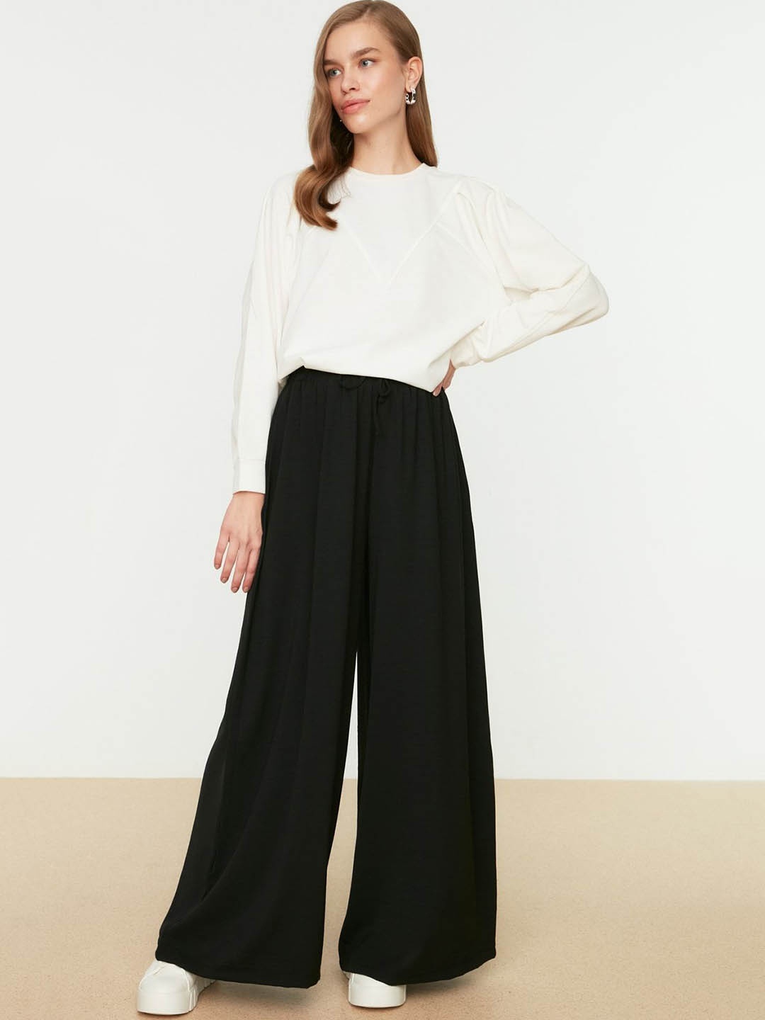 

Trendyol Women Mid-Rise Parallel Trousers, Na