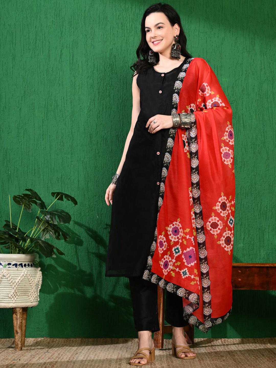 

Sangria Chanderi Cotton Kurta with Trousers & Dupatta, Black