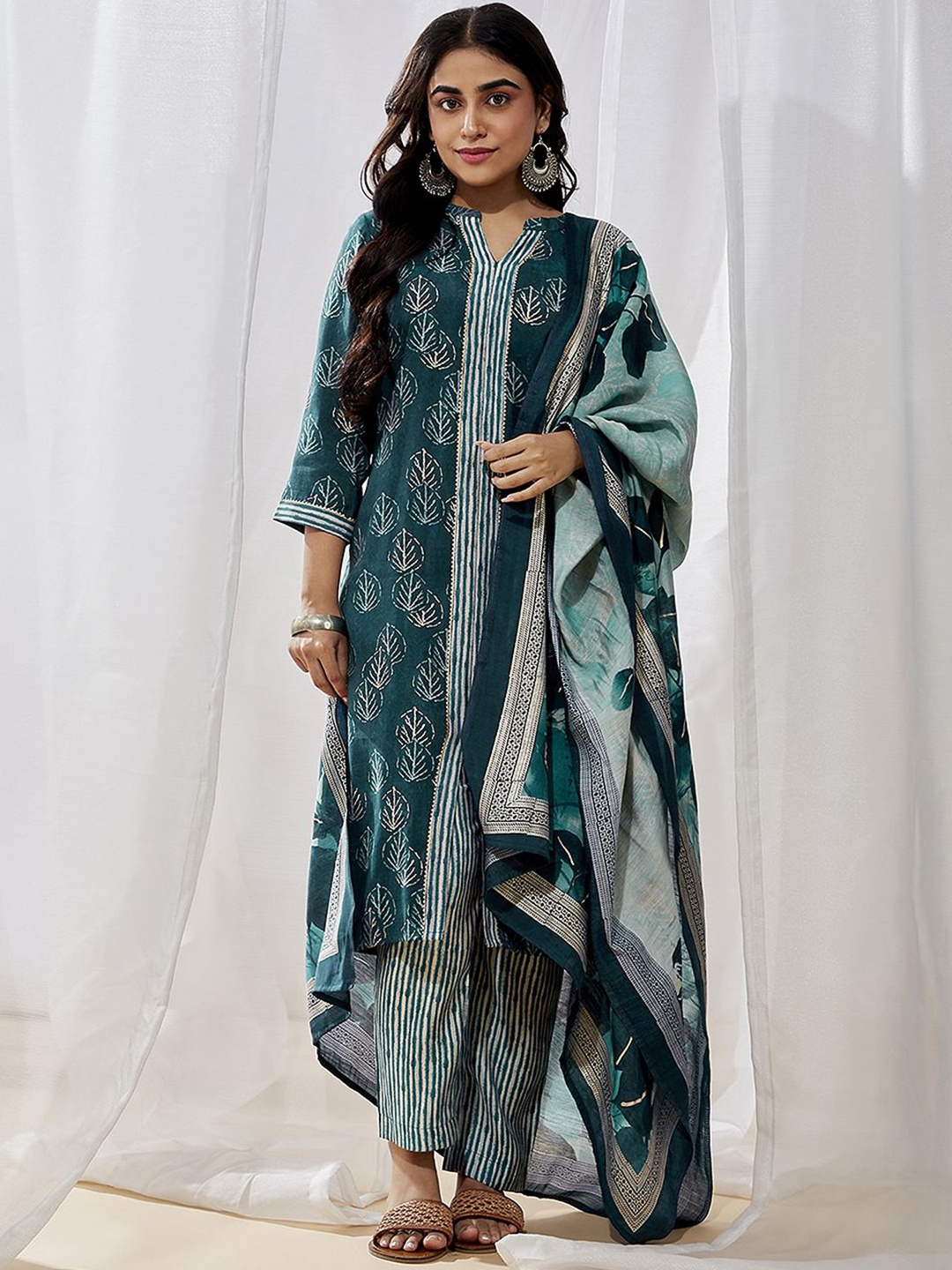 

VASTRAMAY Ethnic Motifs Printed Mandarin Collar Silk Blend Kurta With Trousers & Dupatta, Green
