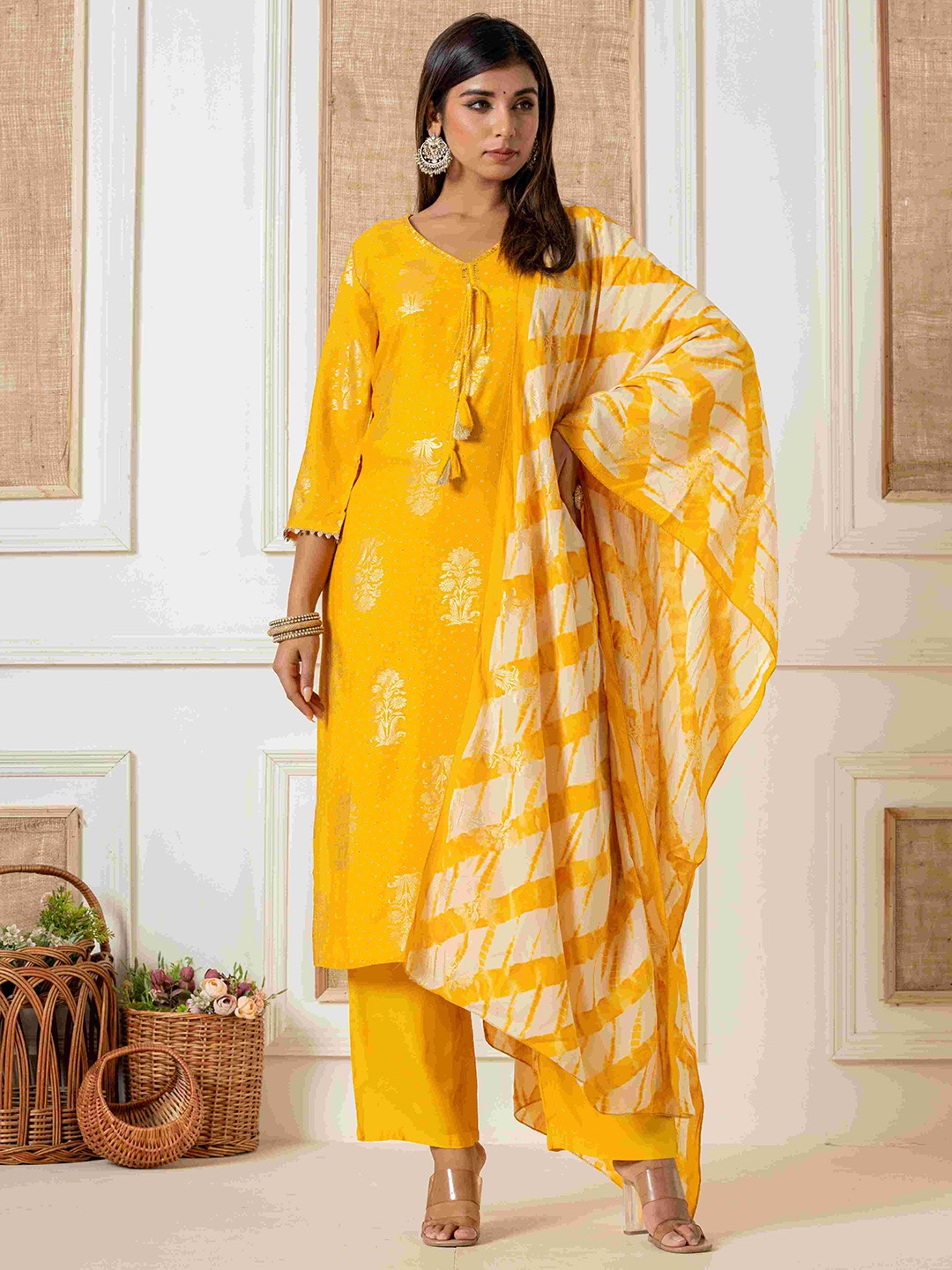 

Do Dhaage Floral Printed Regular Gotta Patti Straight Kurta With Trousers & Dupatta, Yellow