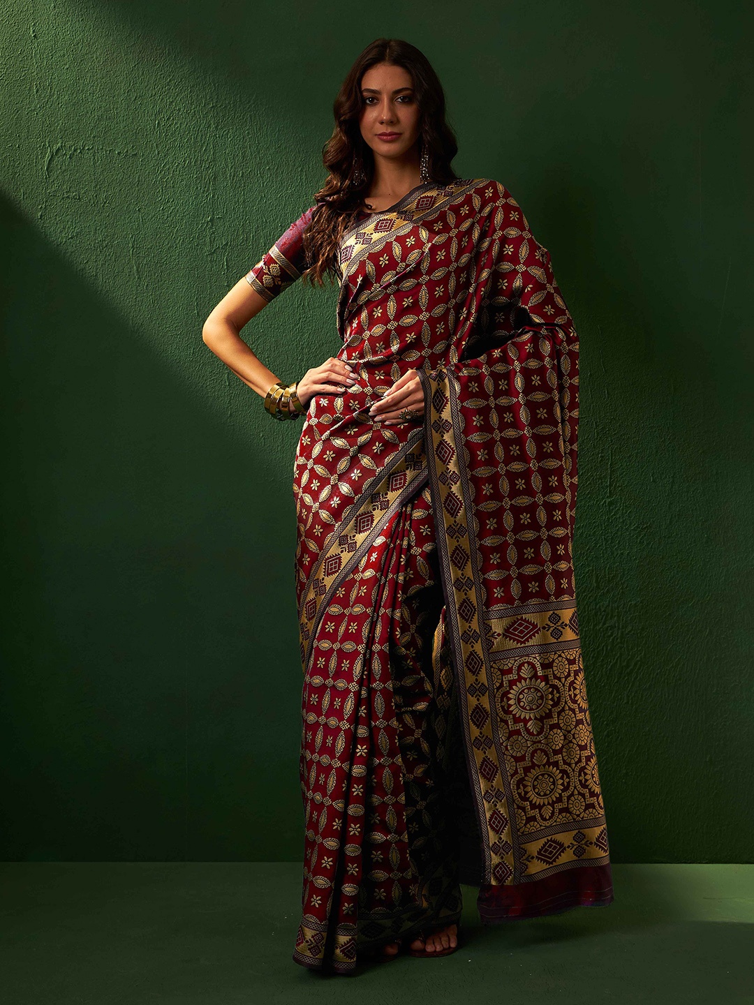 

SHADOW & SAINING Woven Design Zari Silk Blend Banarasi Saree, Maroon