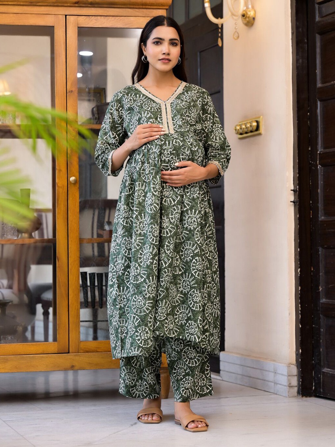 

Aujjessa Ethnic Motifs Printed Sequinned Anarkali Pure Cotton Maternity Kurta with Trouser, Green