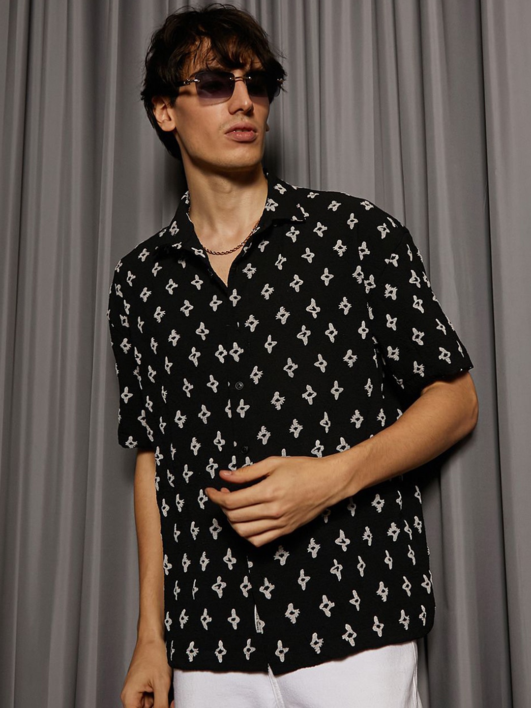 

Campus Sutra Men Comfort Spread Collar Abstract Printed Polycotton Oversized Casual Shirt, Black