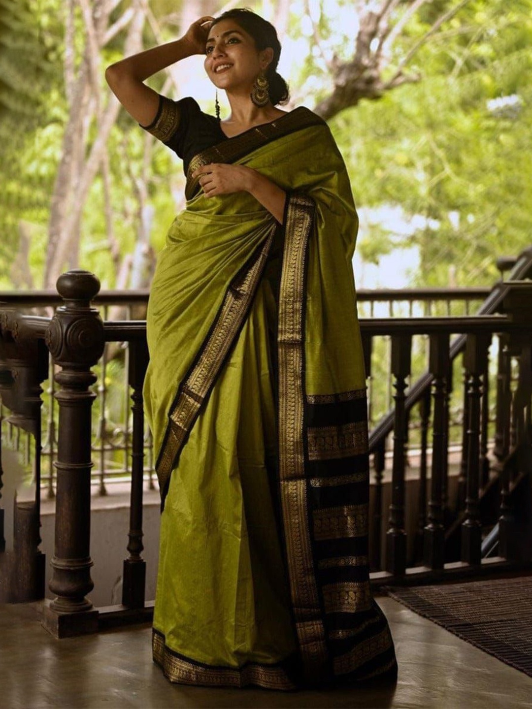 

Upalksh Woven Design Zari Banarasi Saree, Lime green