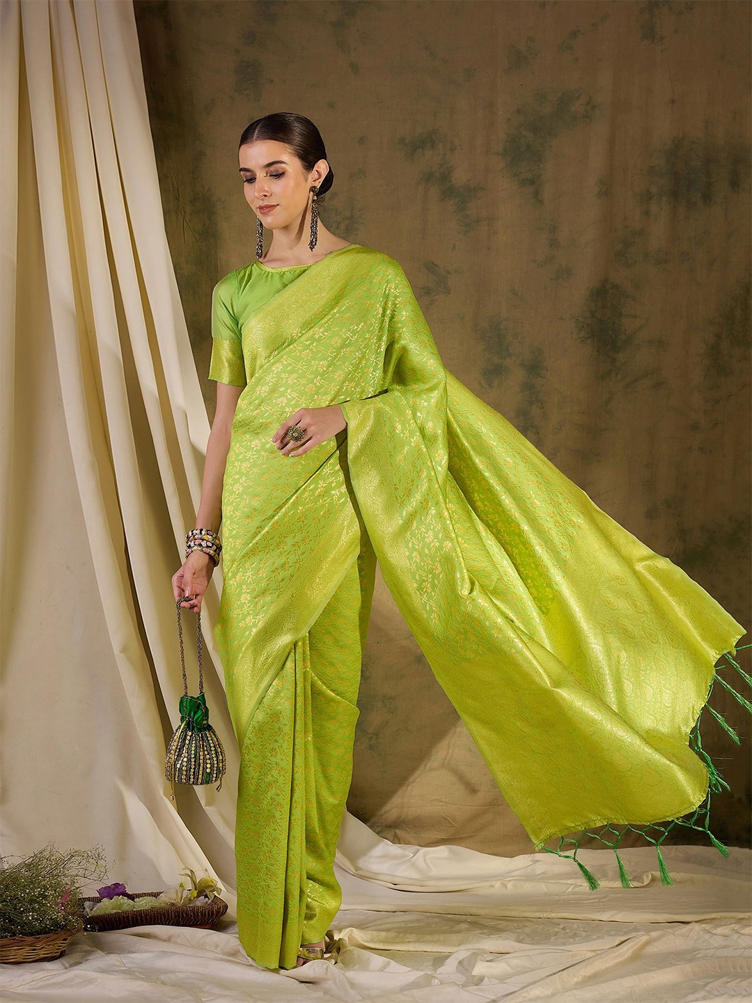 

SHADOW & SAINING Woven Design Zari Silk Blend Kanjeevaram Saree, Green