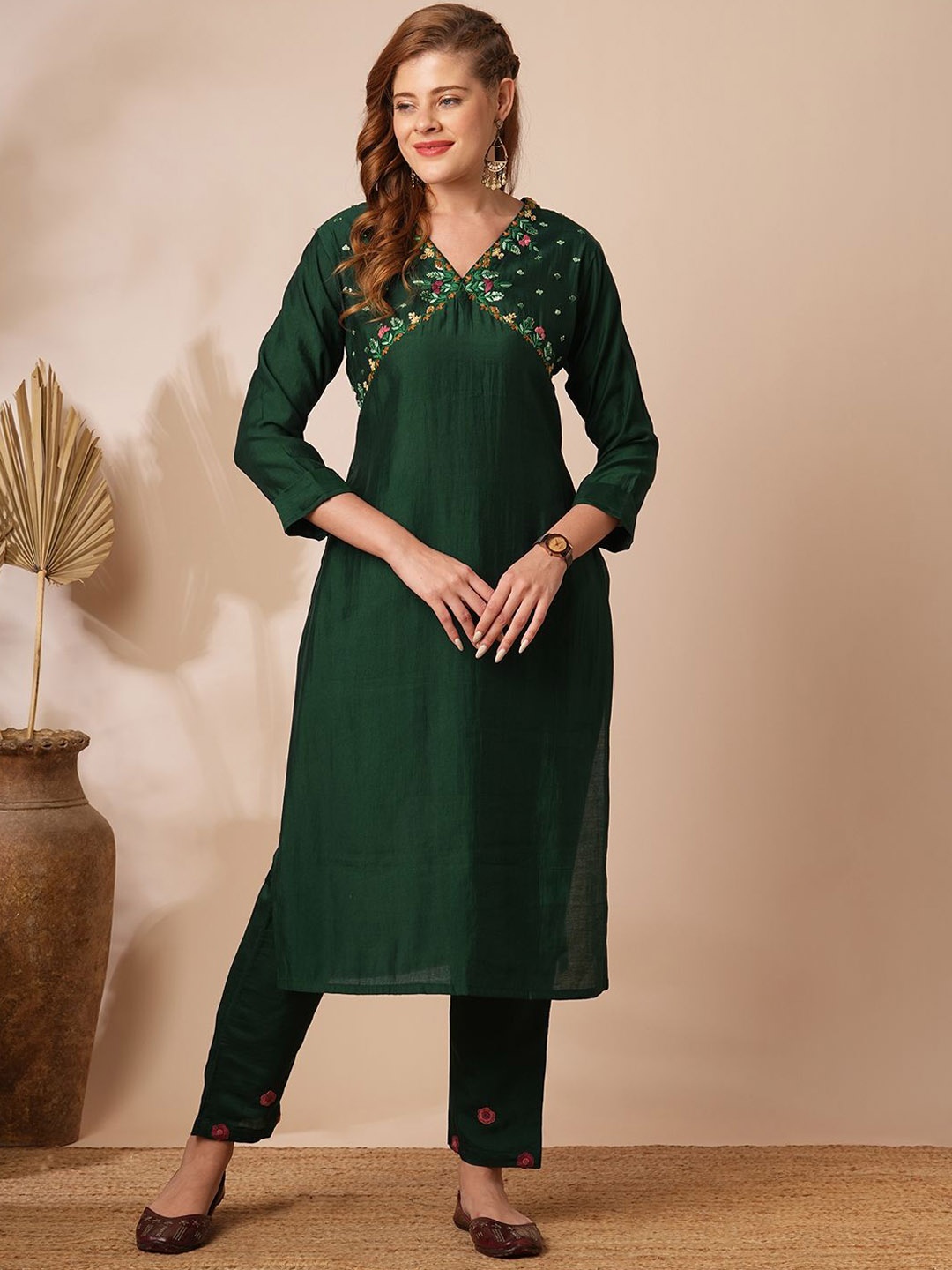 

FASHOR Floral Yoke Design V-Neck Thread Work Straight Kurta With Trouser, Green