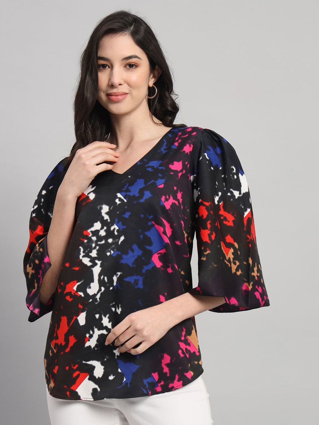 

Curvydrobe Women Abstract Printed V-Neck Top, Black
