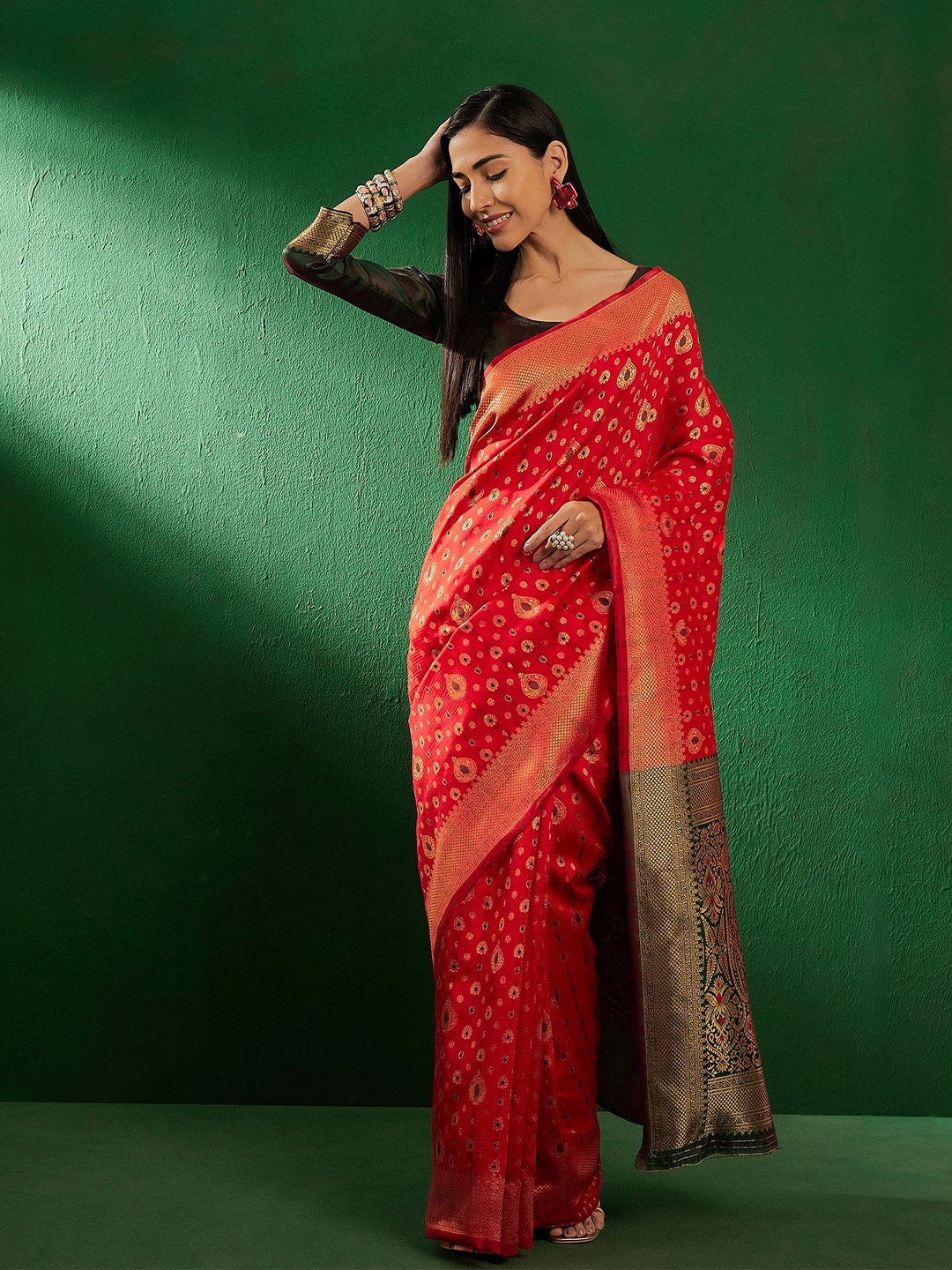 

SHADOW & SAINING Woven Design Zari Silk Blend Banarasi Saree, Red