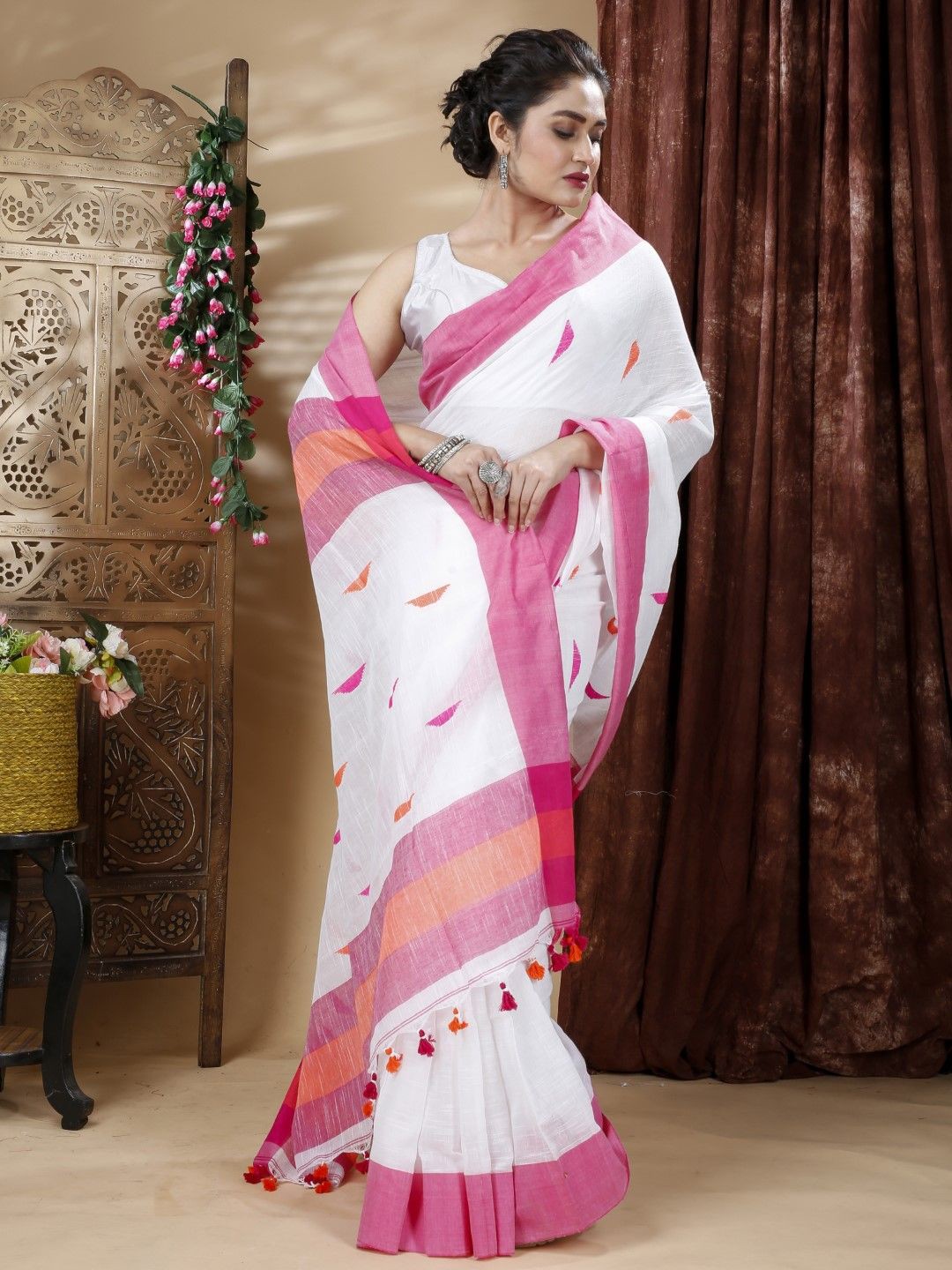 

Bong ButiQ Woven Design Pure Cotton Khadi Saree, White