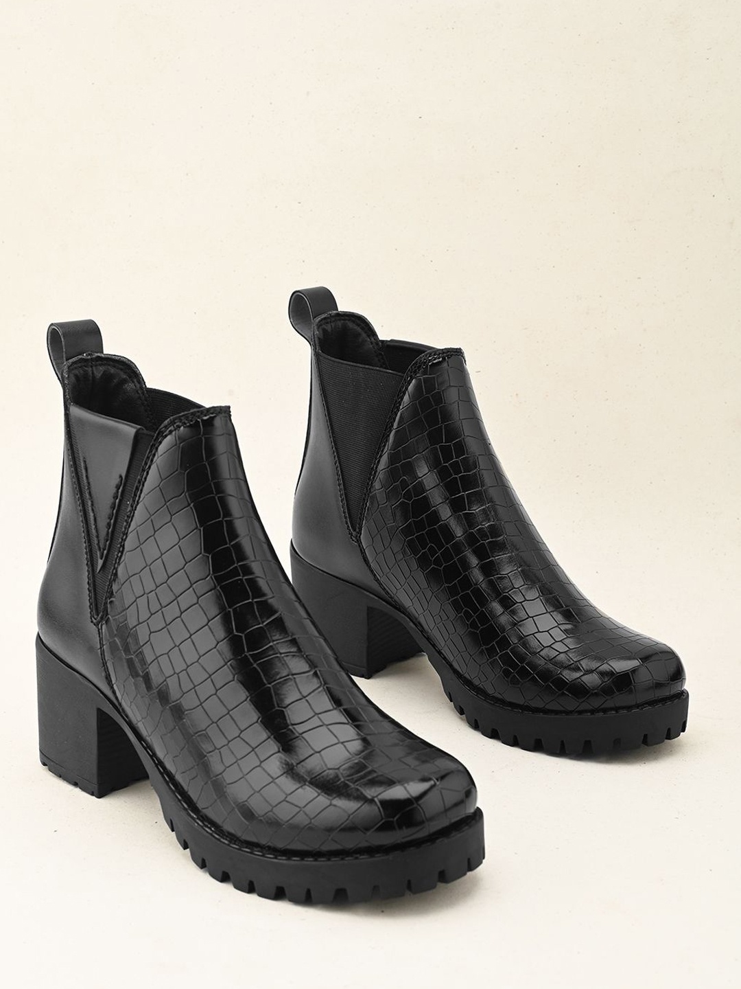 

The Roadster Lifestyle Co Women Block-Heeled Chelsea Boots, Black