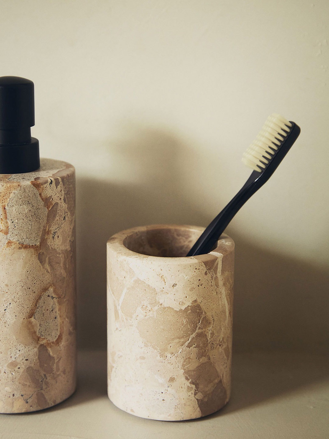 

H&M Beige Marble Toothbrush Mug