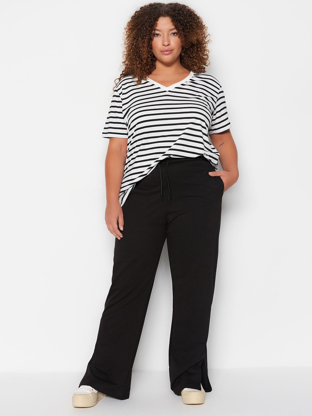 

Trendyol Women Trousers, Na