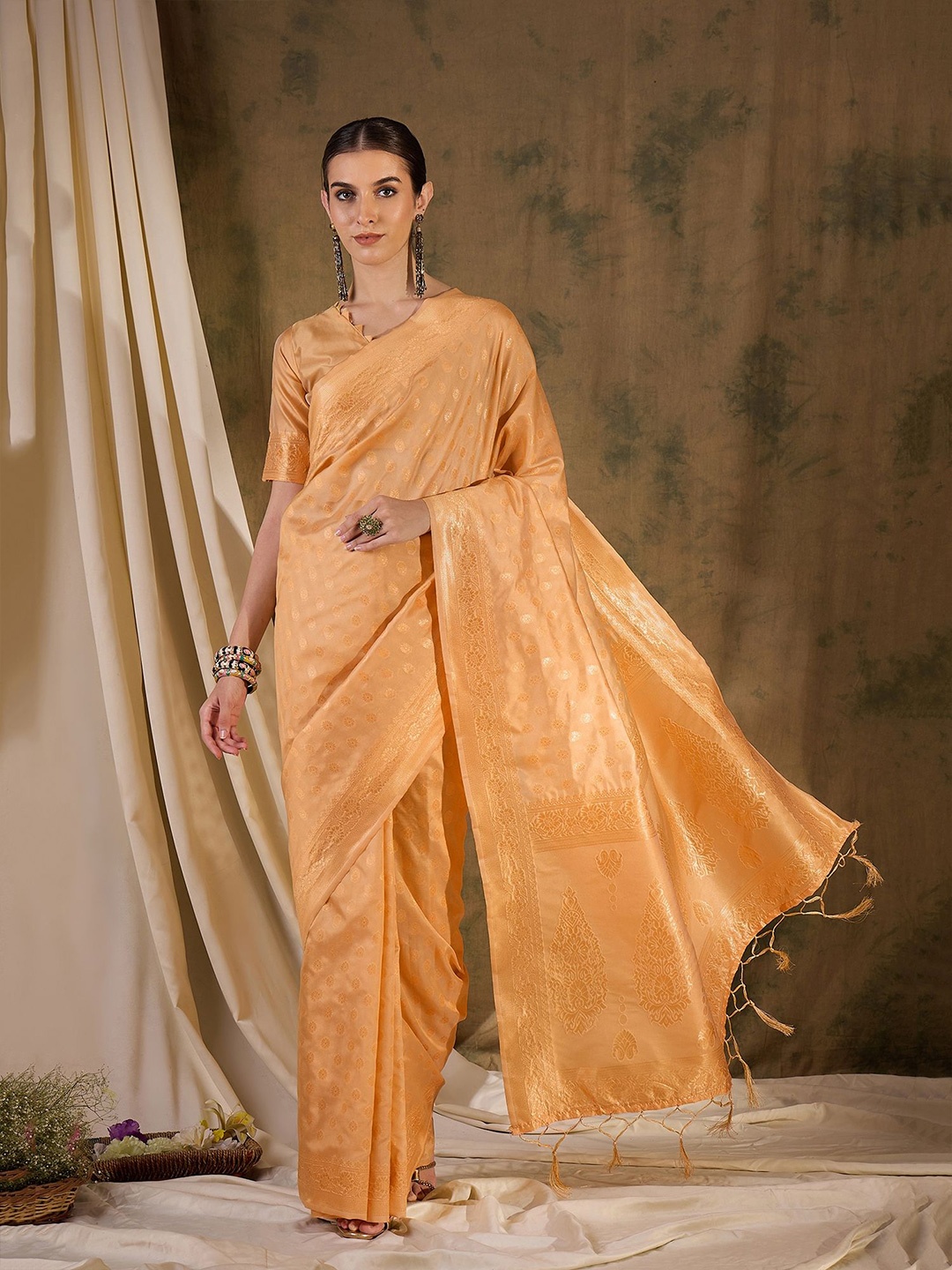 

SHADOW & SAINING Woven Design Zari Kanjeevaram Saree, Cream