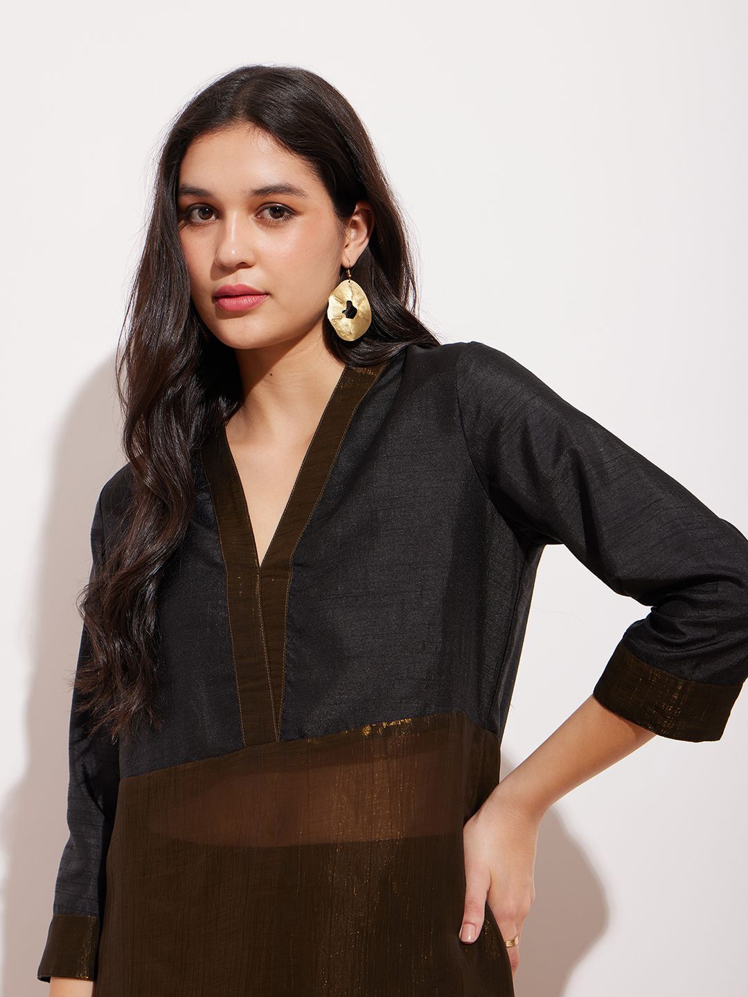 

Pink Fort V-Neck Chiffon Kurta With Trousers, Black