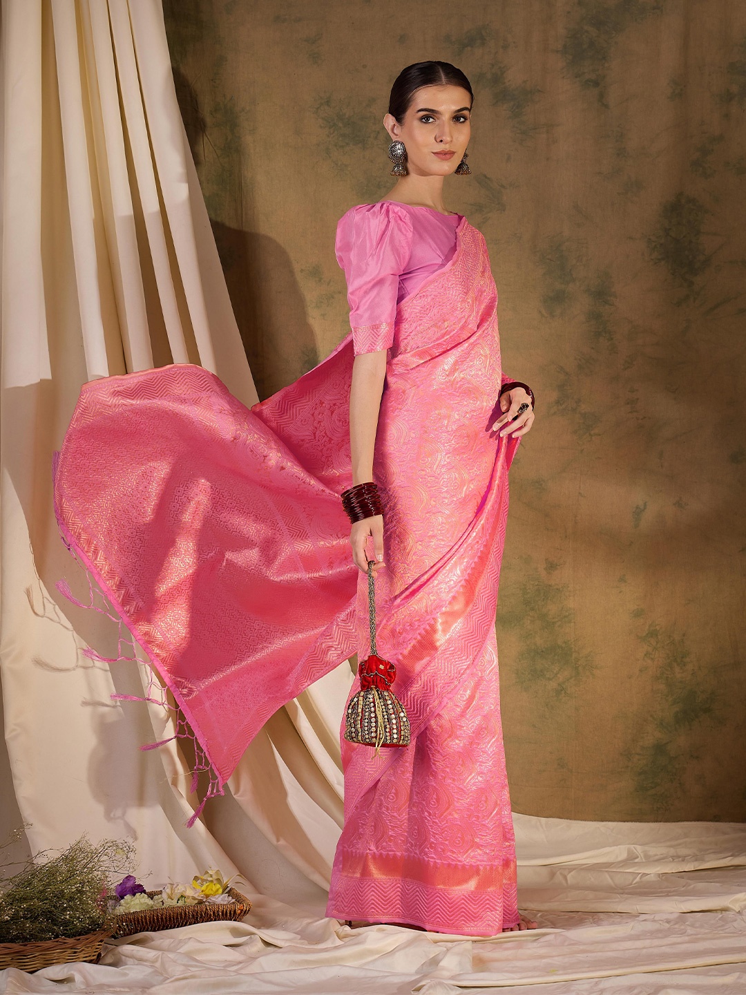 

SHADOW & SAINING Woven Design Zari Silk Blend Kanjeevaram Saree, Pink
