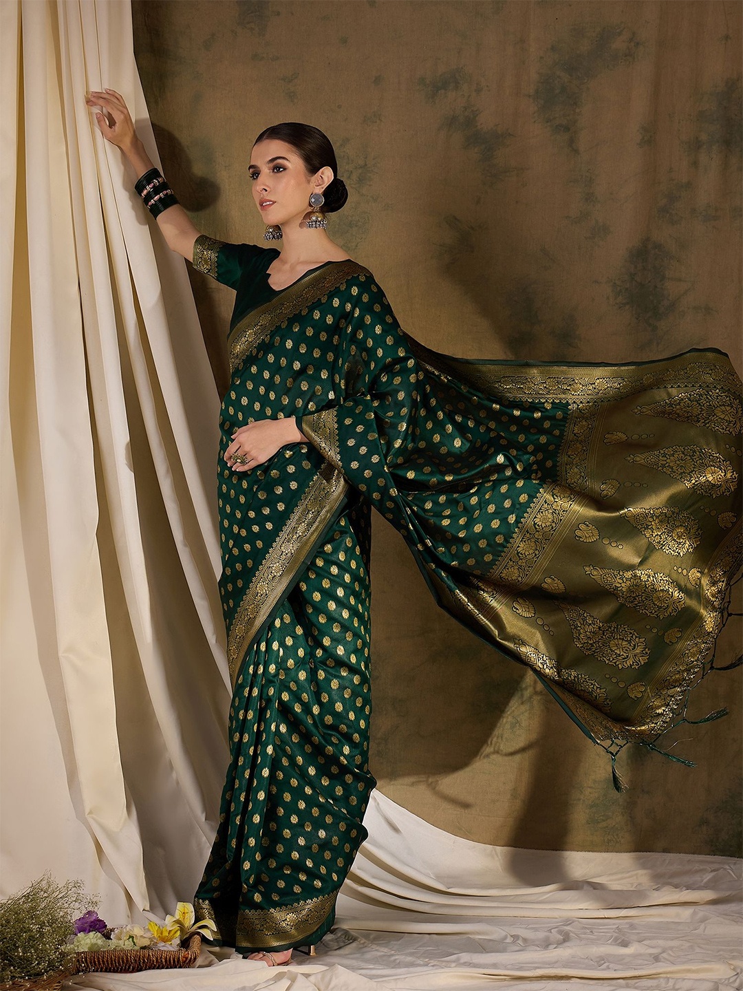 

SHADOW & SAINING Woven Design Zari Silk Blend Kanjeevaram Saree, Green