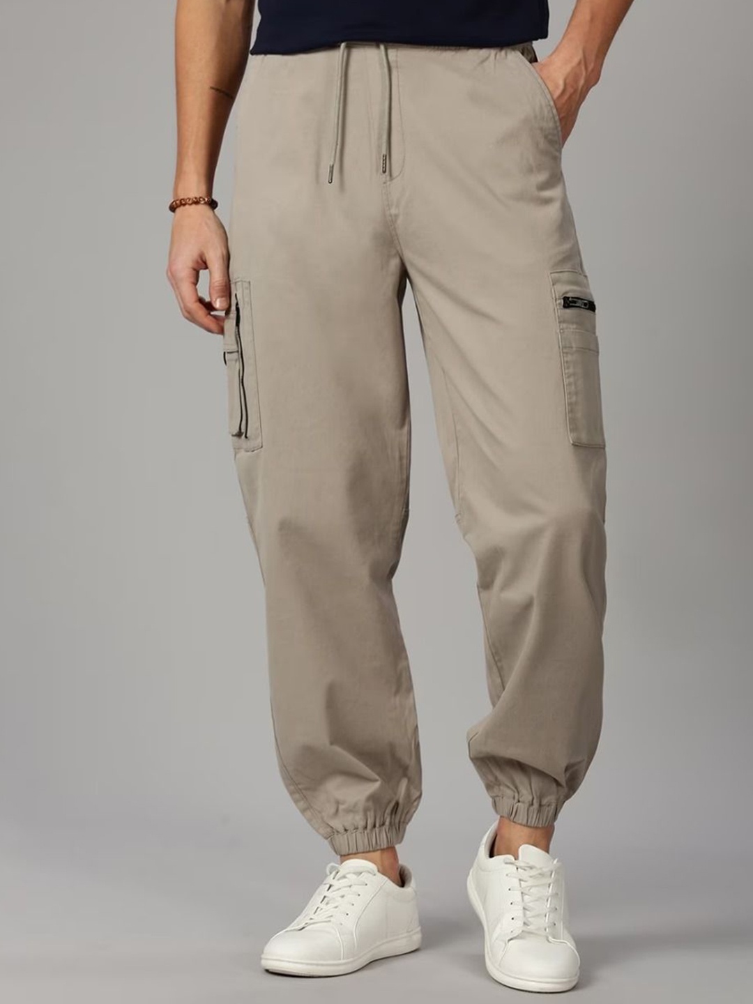 

British Club Men Relaxed Loose Fit Low-Rise Cargo Joggers, Beige