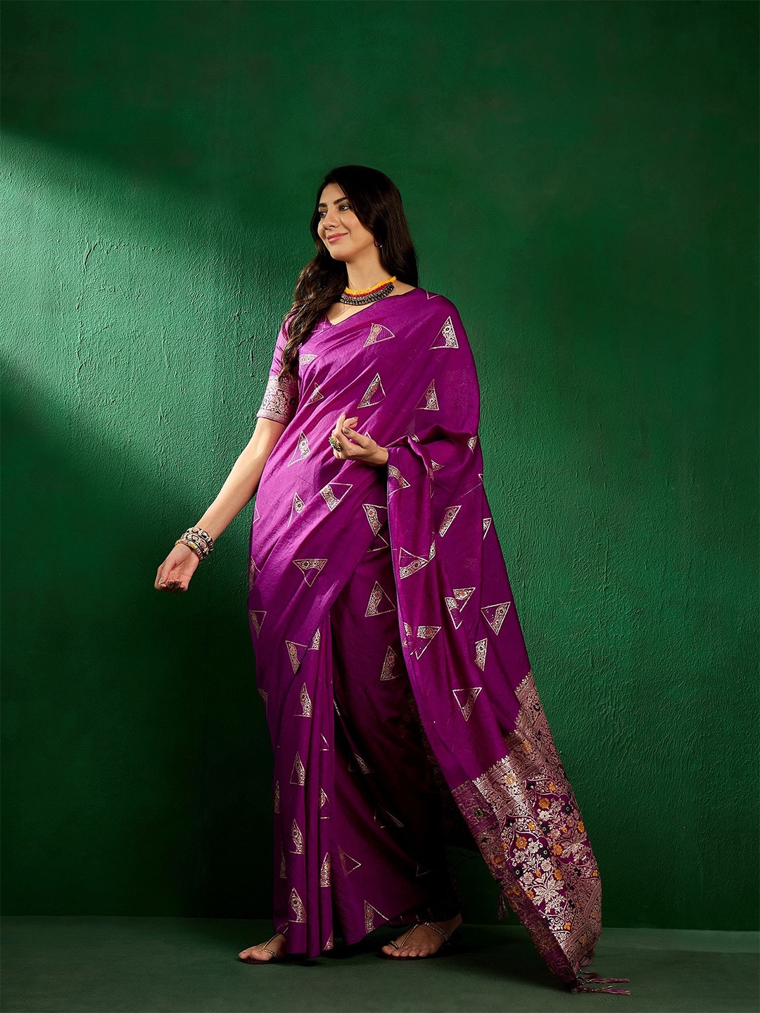 

SHADOW & SAINING Woven Design Zari Banarasi Saree, Purple