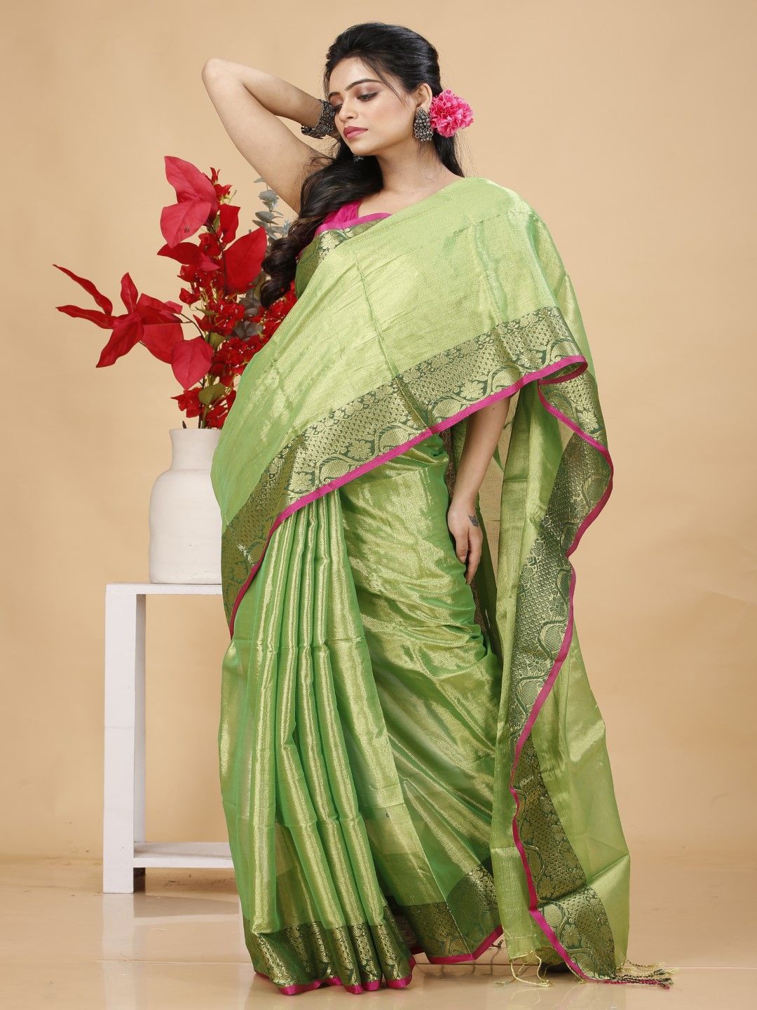 

Bong ButiQ Zari Solid Tissue Taant Saree, Green