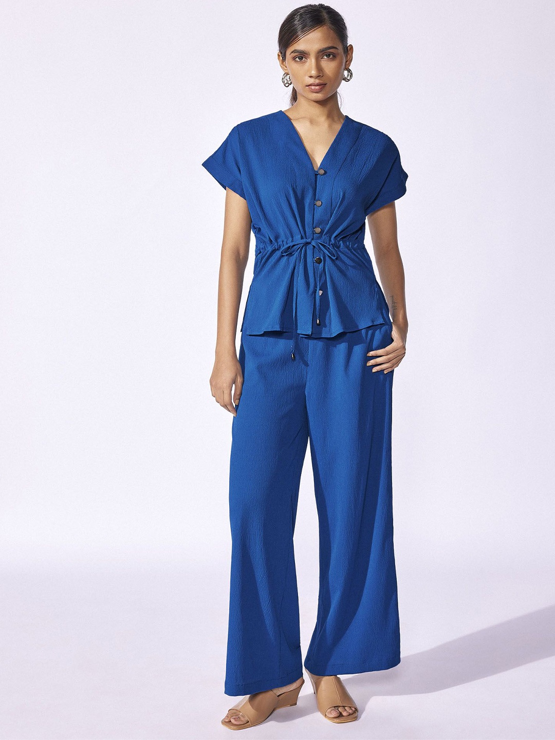 

The Label Life short Women Solid V Neck Top, Blue