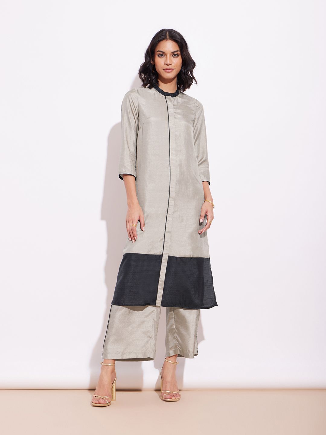 

Pink Fort Colourblocked Mandarin Collar Regular Kurta with Trouser, Grey