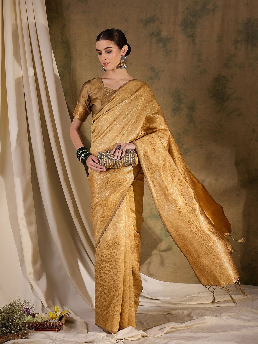 

SHADOW & SAINING Woven Design Zari Silk Blend Kanjeevaram Saree, Cream