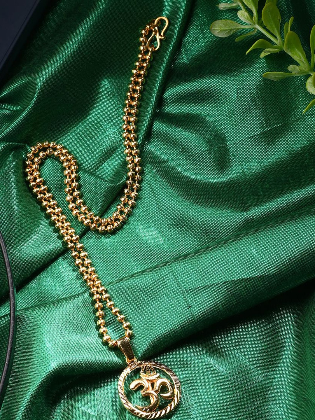 

AanyaCentric Gold-Plated Circular Brass Pendant & Chain