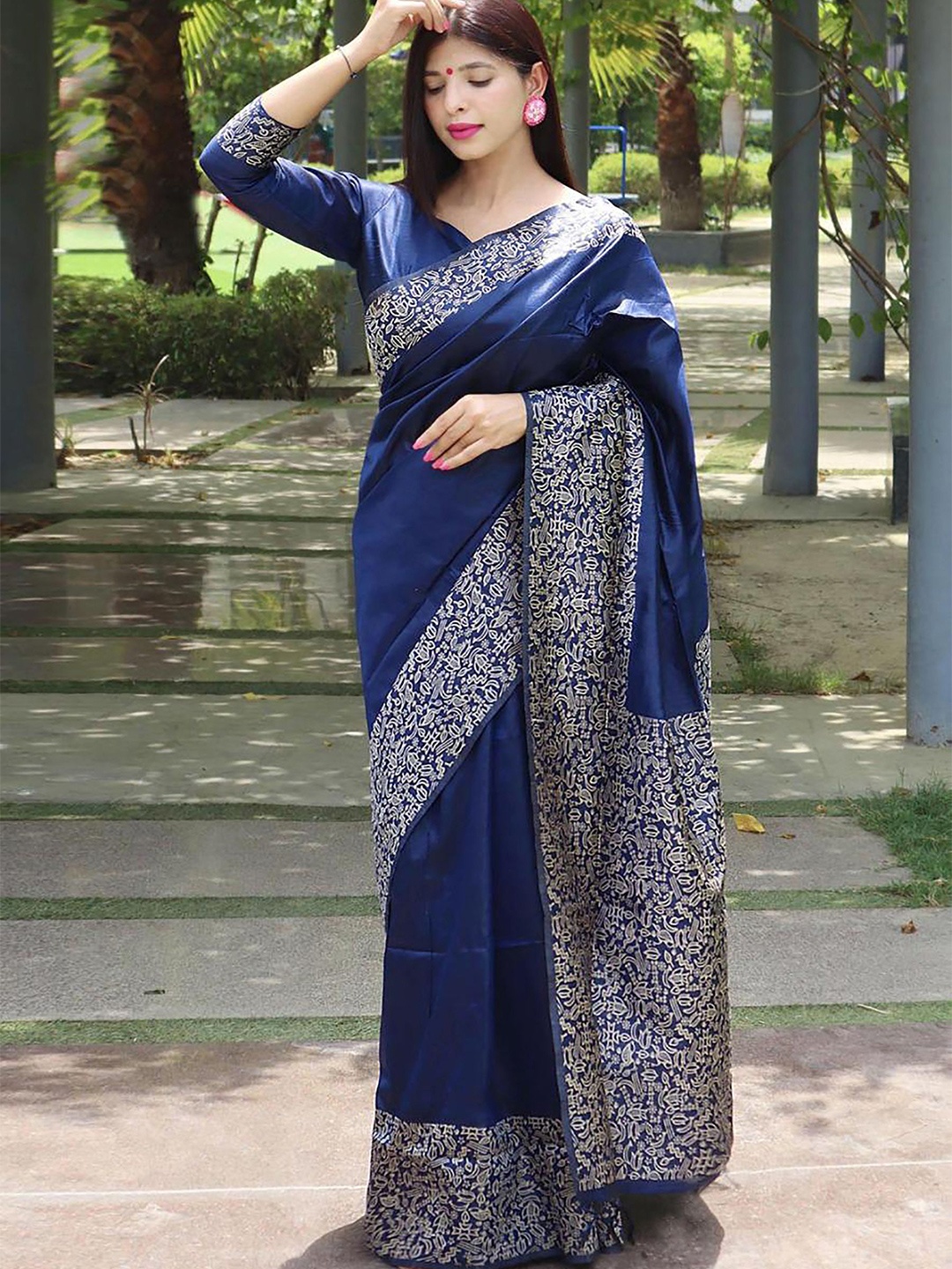 

Anjaneya Sarees Zari Banarasi Saree, Navy blue