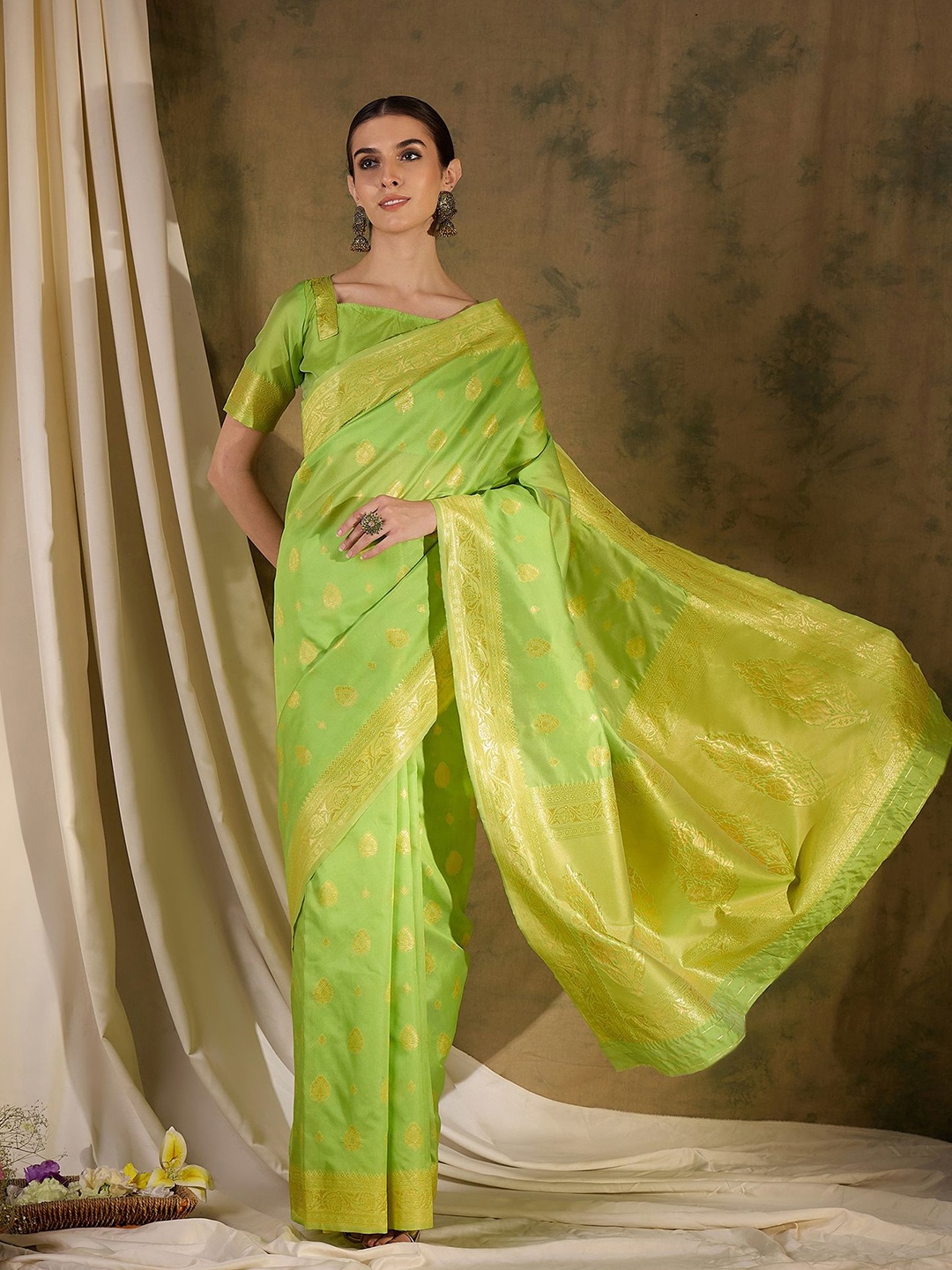 

SHADOW & SAINING Woven Design Zari Kanjeevaram Saree, Green