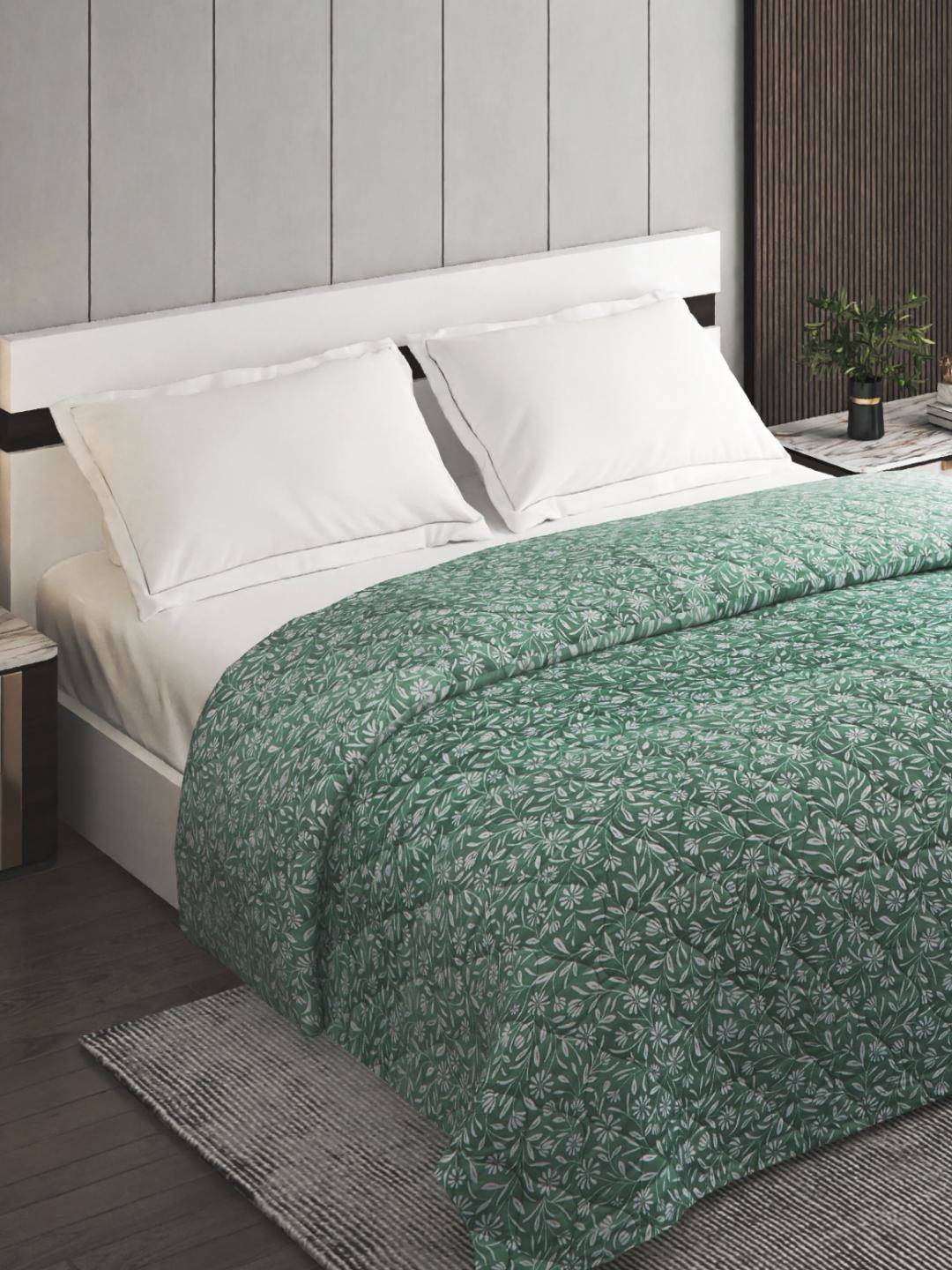 

Home Centre Green & White Ethnic Motifs 120 GSM Double Bed Quilt