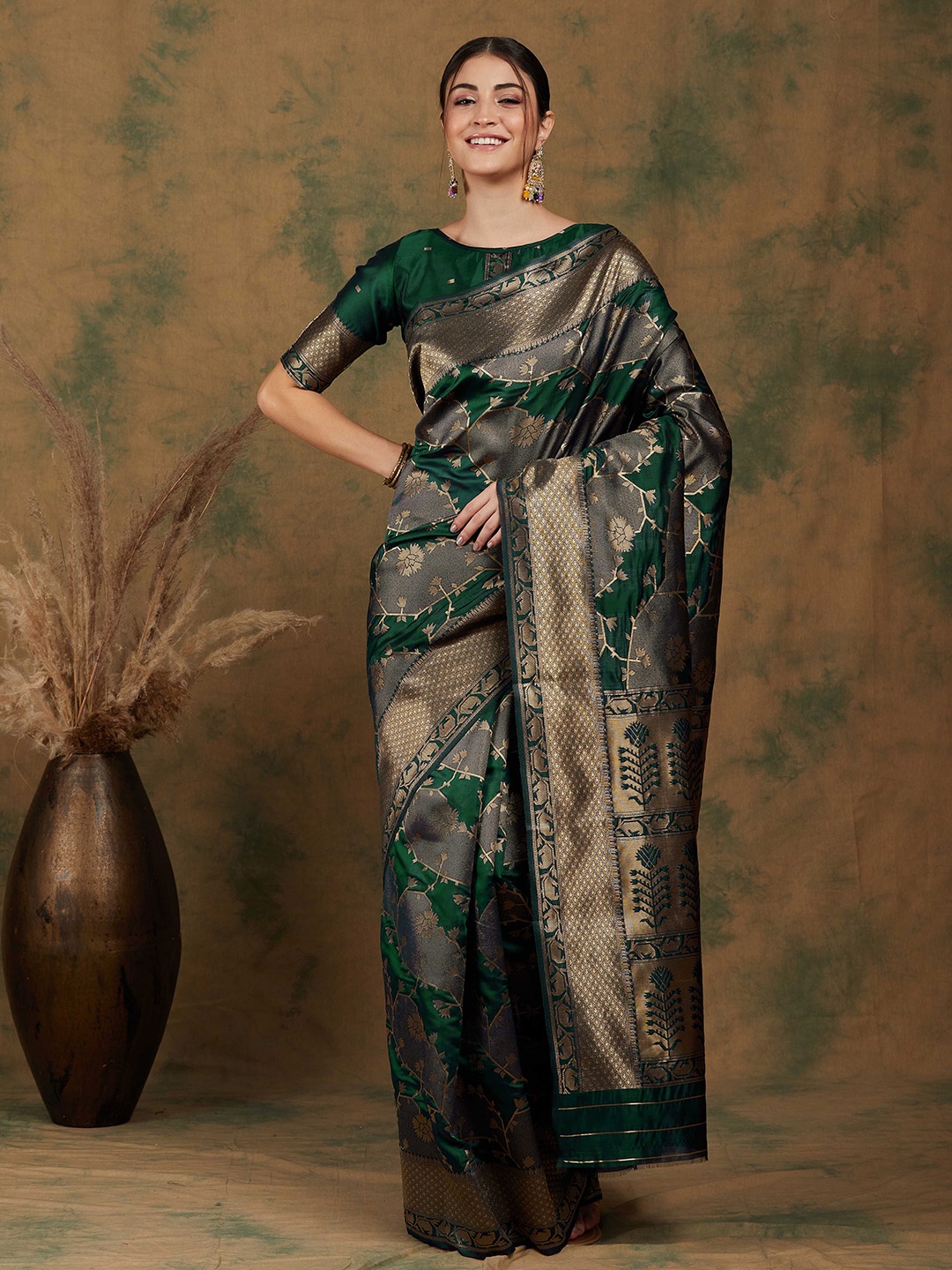 

SHADOW & SAINING Woven Design Zari Banarasi Saree, Olive