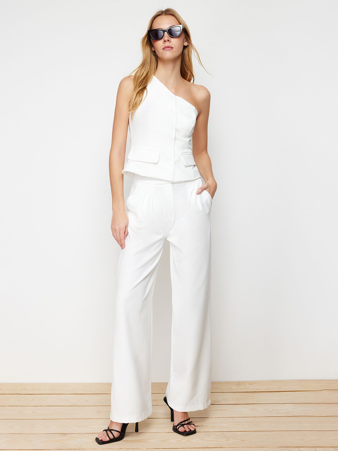 

Trendyol Women Mid-Rise Regular Fit Trousers, Na