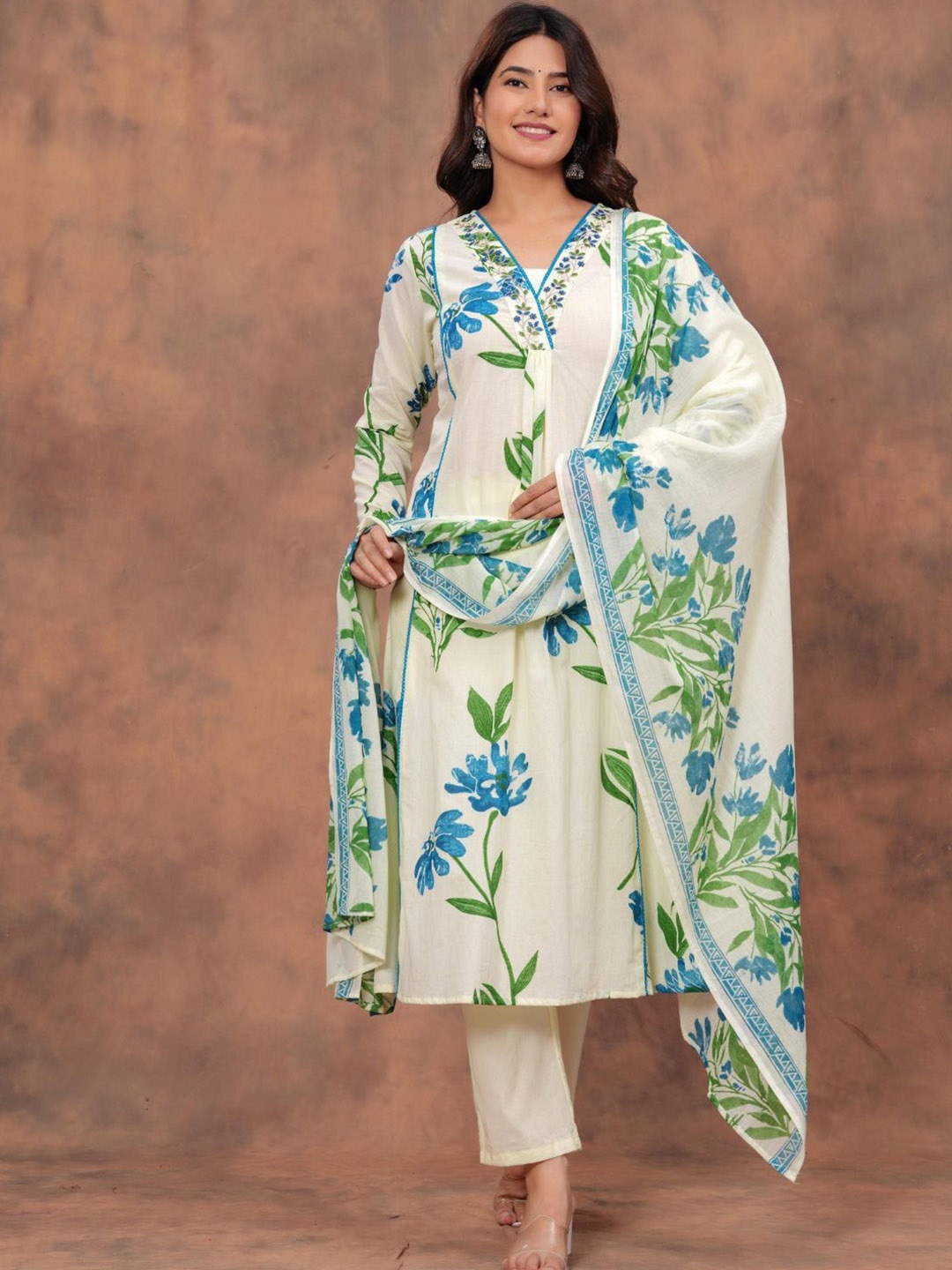 

PRETTY PALLU Floral Printed Anarkali Kurta with Trousers & With Dupatta, White