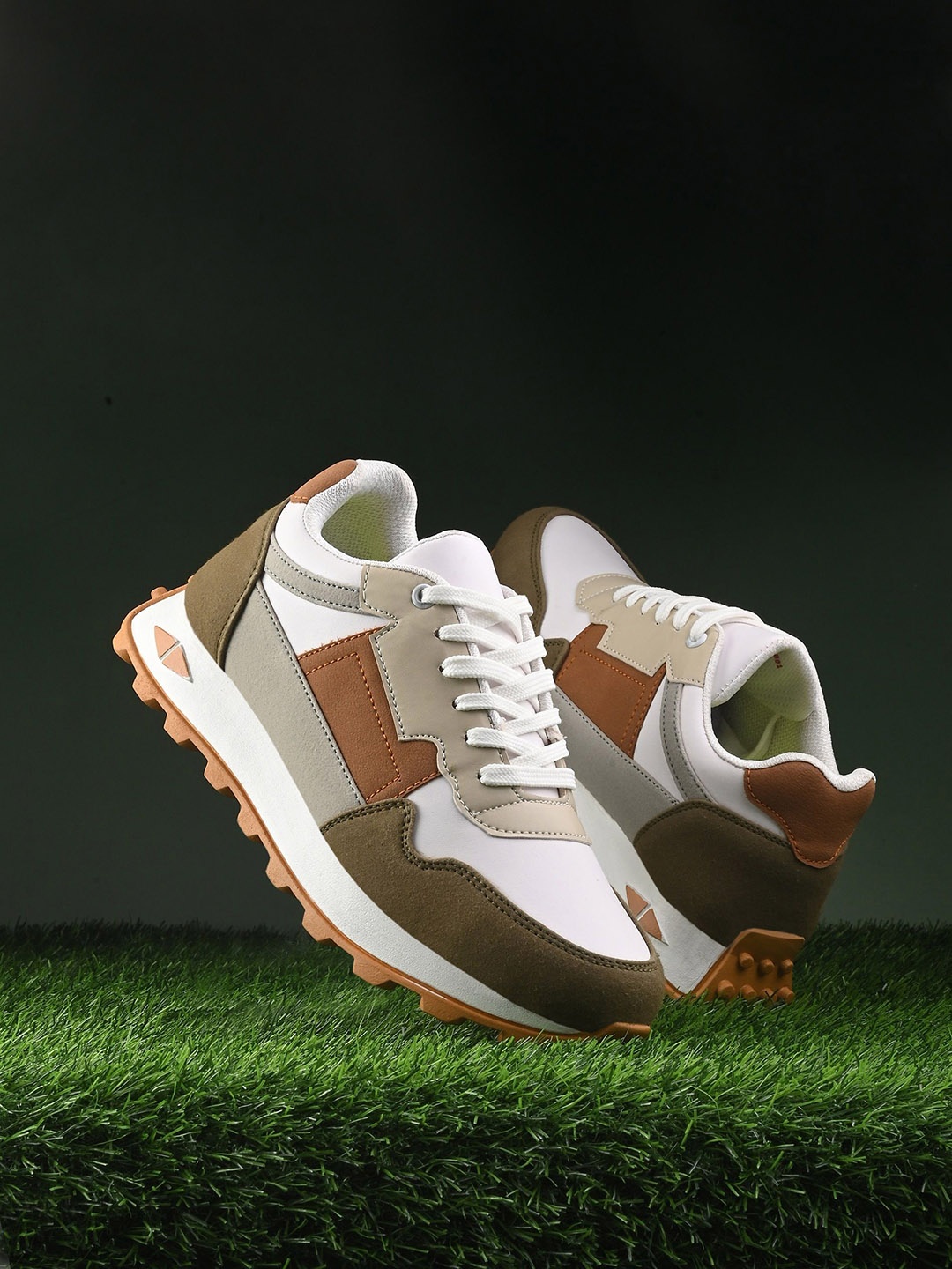 

The Roadster Lifestyle Co Men Colourblocked Casual Sneakers, White