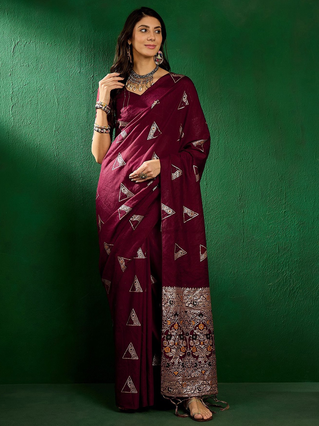 

SHADOW & SAINING Woven Design Zari Silk Blend Banarasi Saree, Maroon