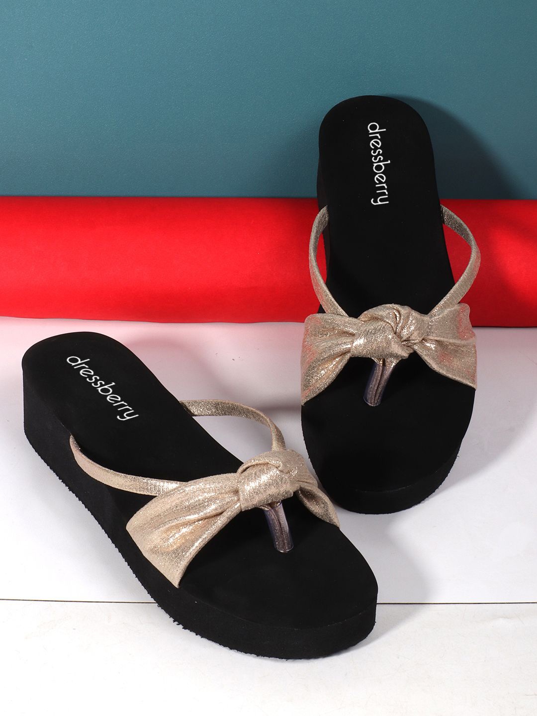 

DressBerry Shimmer Wedge with Bows, Gold