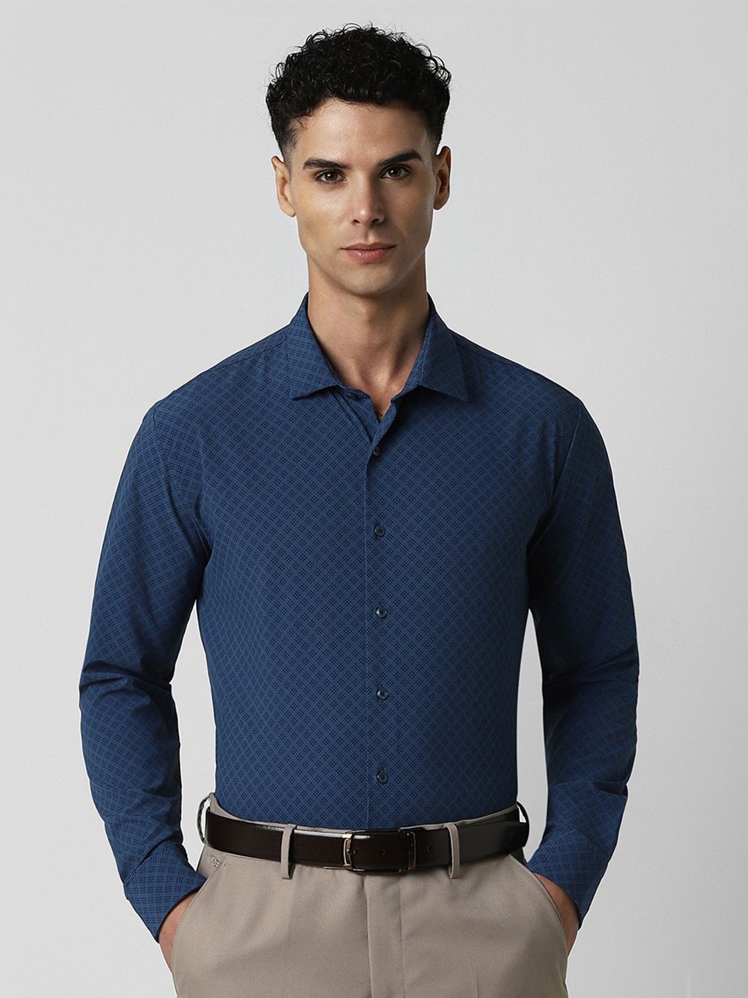 

Van Heusen Men Spread Collar Micro Ditsy Printed Slim Fit Formal Shirt, Navy blue