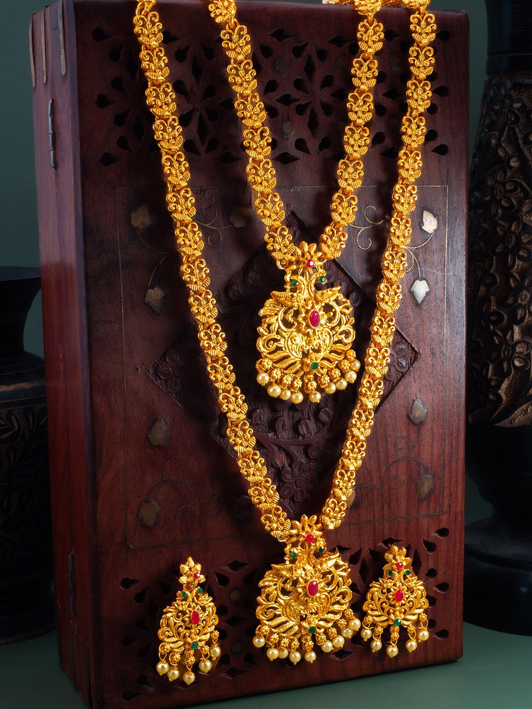 

aadita Gold-Plated Stones Studded & Beaded Jewellery Set