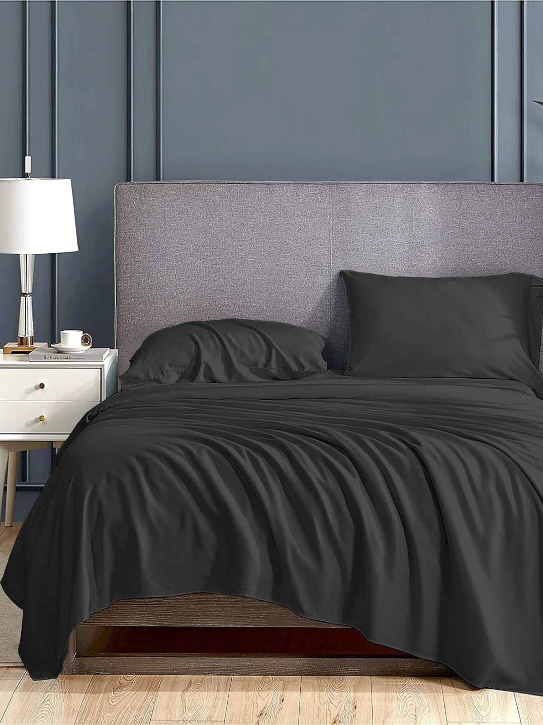 

THE little BIG STORE Black 210 TC Queen Bedsheet with 2 Pillow Covers