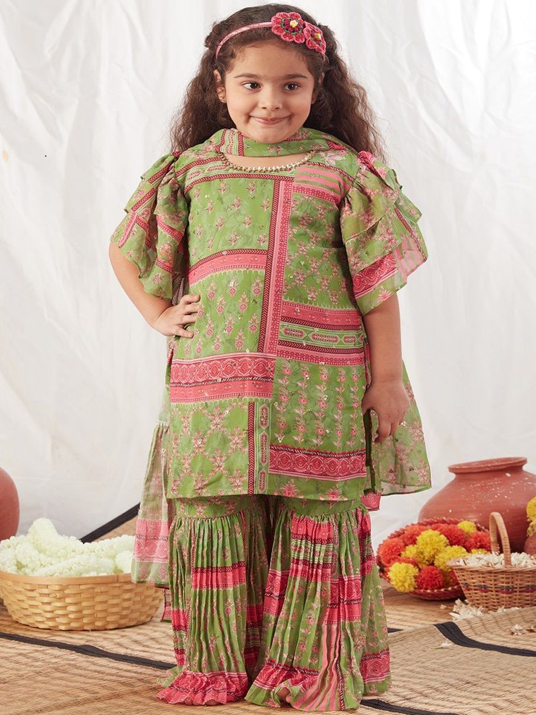 

Vivedkids Girls Floral Printed Gotta Patti Straight Kurta With Sharara & Dupatta, Green