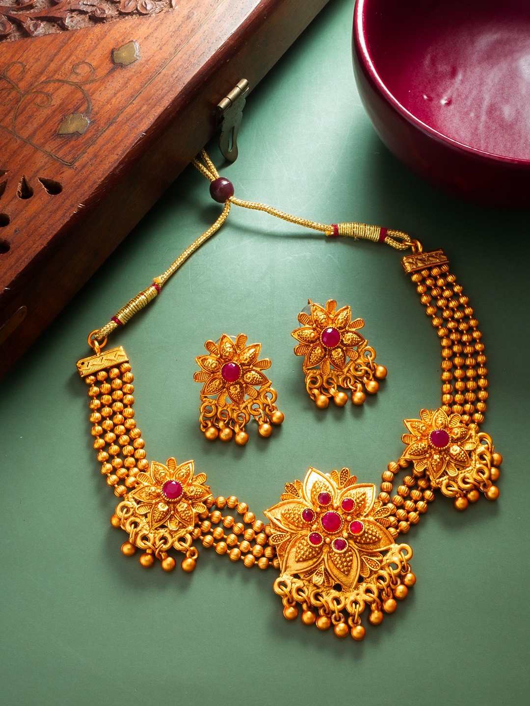 

aadita Gold Plated Kundan-Studded & Beaded Jewellery Set