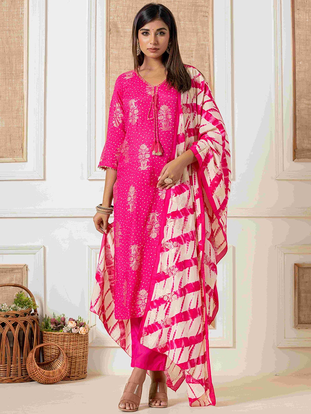 

Do Dhaage Floral Printed Sequinned Straight Kurta With Trouser & Dupatta, Pink