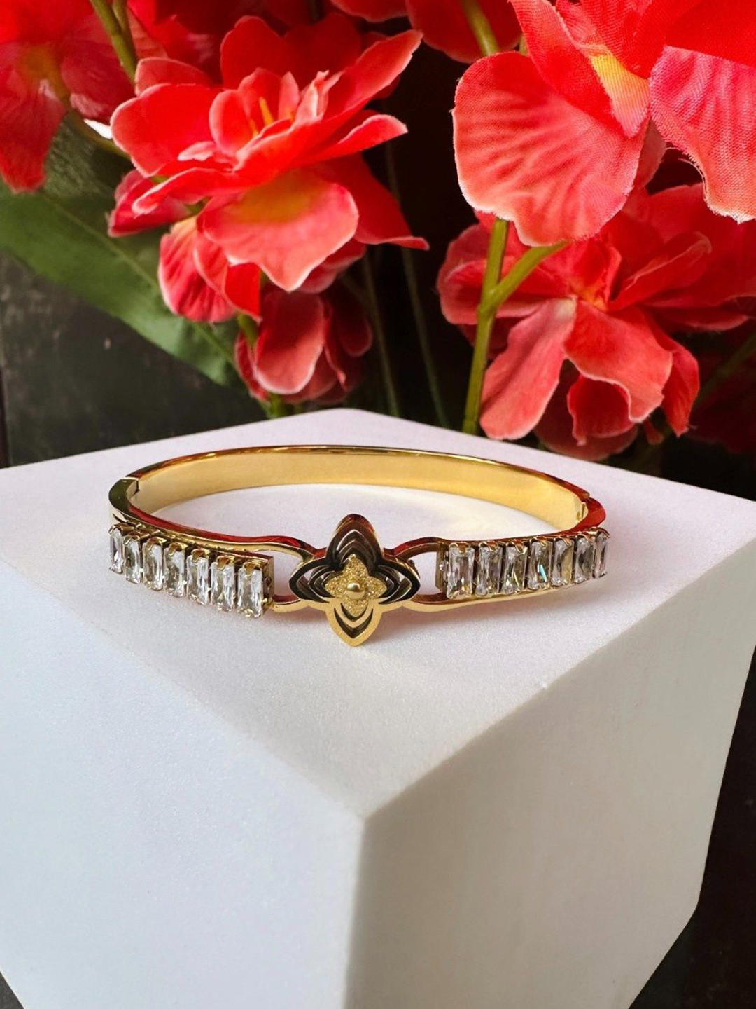 

AMADA JEWELS Stone Studded Star Bangle-Style Bracelet, Gold