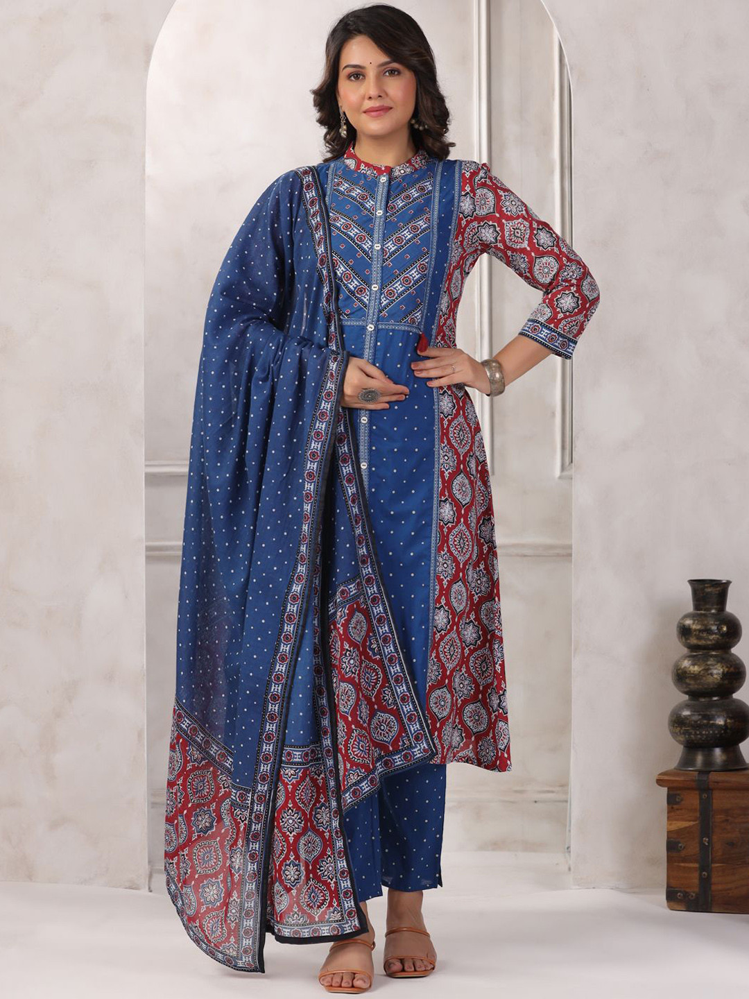 

Readiprint Fashions Women Floral Printed Regular Pure Cotton Kurta with Palazzos & With Dupatta, Blue