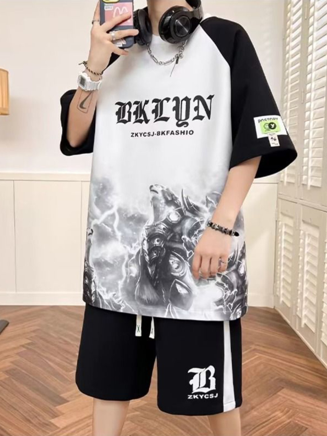 

StyleCast Black Graphic Printed Raglan Sleeves T-Shirt & Shorts