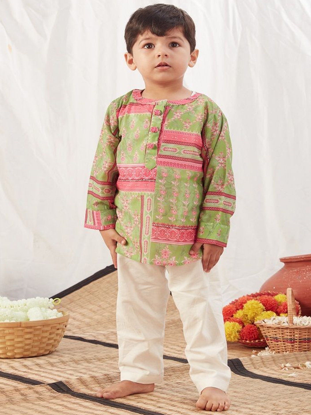 

Vivedkids Boys Floral Printed Pure Cotton Straight Kurta with Pyjamas, Green