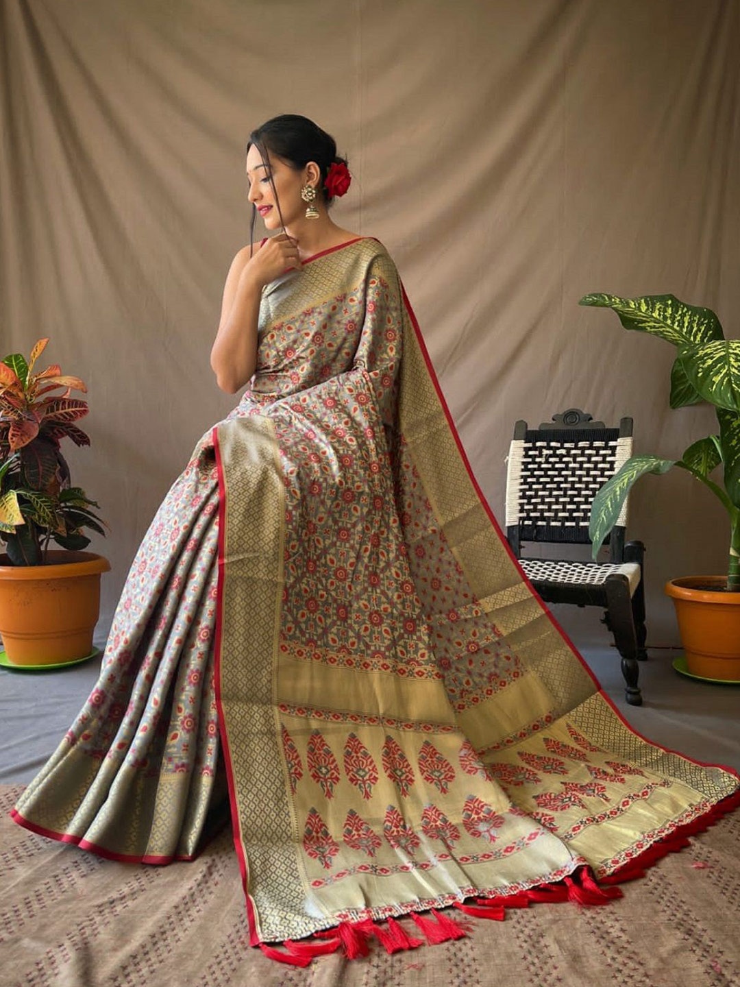 

LEOSAGI Woven Design Zari Pure Silk Patola Saree, Grey