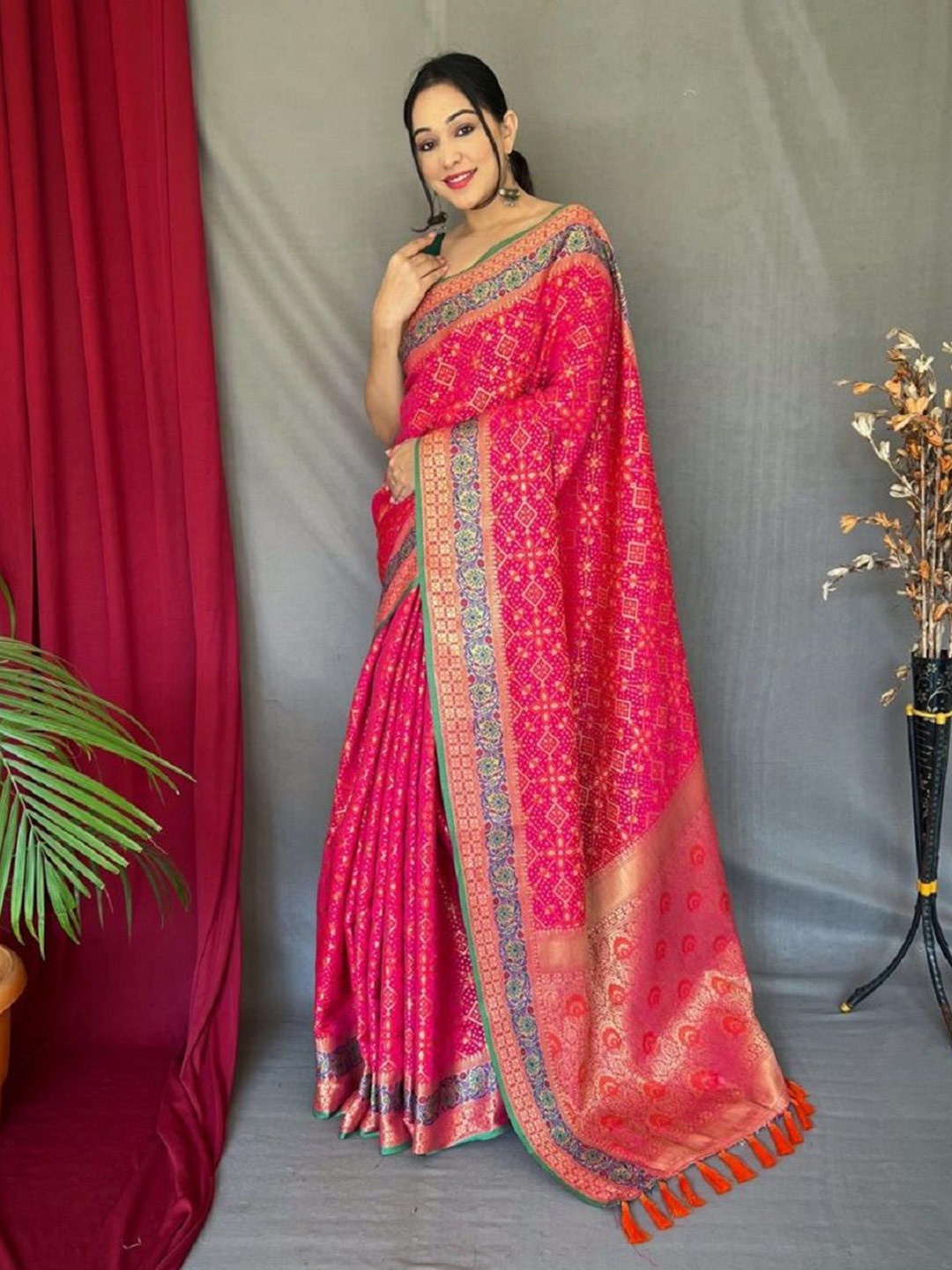 

LEOSAGI Woven Design Zari Pure Silk Patola Saree, Pink